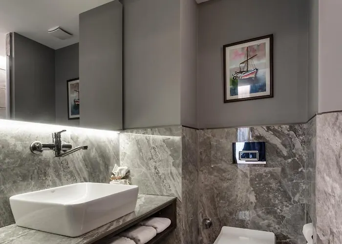 Noble Pangalti מלון