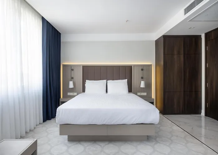 Noble Pangalti מלון