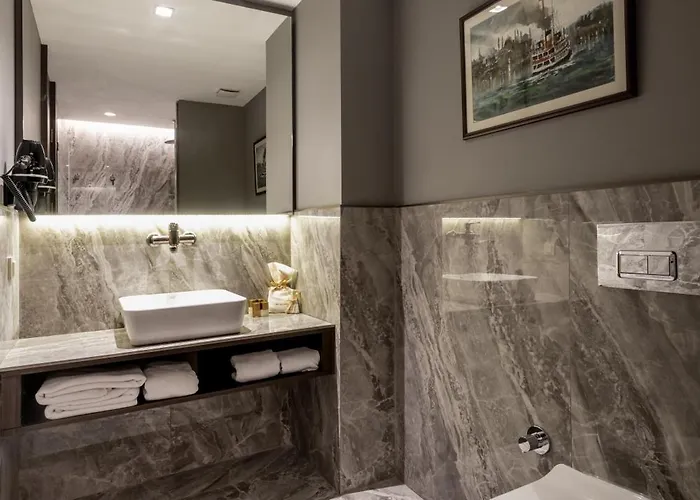 Noble Pangalti מלון