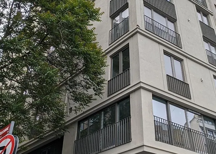 Noble Pangalti מלון