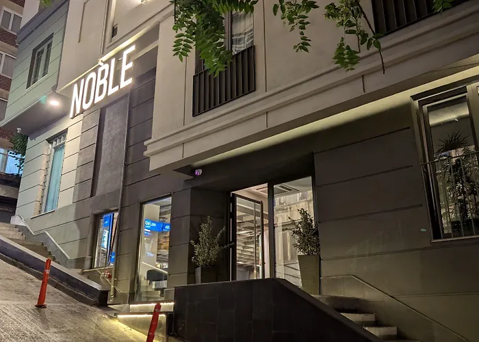 Noble Pangalti מלון