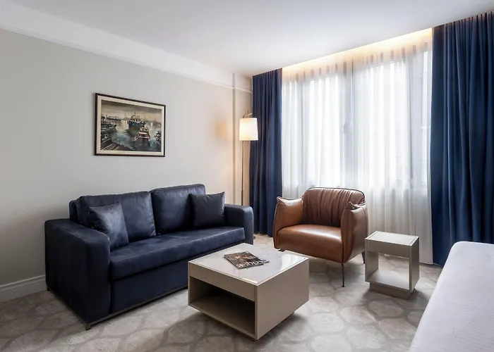 Noble Pangalti מלון